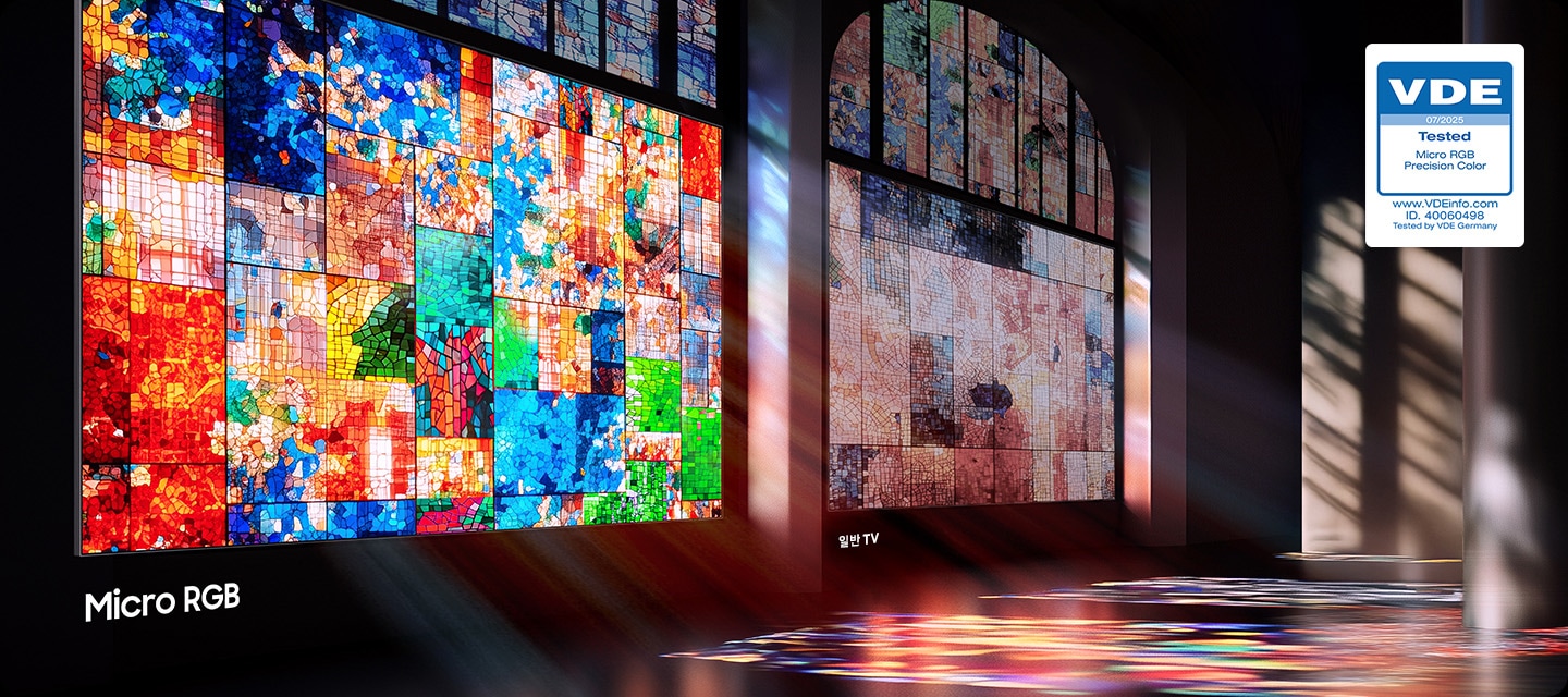 왼쪽에는 화려한 색상의 유리창이 보이며, 모든 색조와 톤이 또렷하게 보입니다. 오른쪽에도 화려한 색상의 유리창이 보이나, 모든 색조와 톤이 흐릿하게 보입니다.