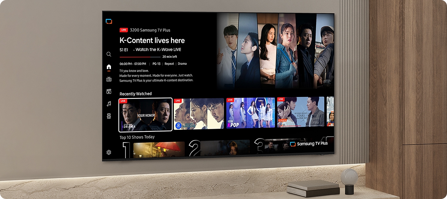 TV 화면에는 다양한 예술 작품이 보이고 있습니다.