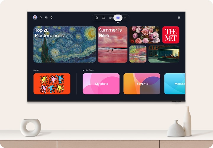스탠드형 TV와 휴대폰이 놓여 있으며, TV와 휴대폰의 화면은 서로 동기화 되어 있습니다.