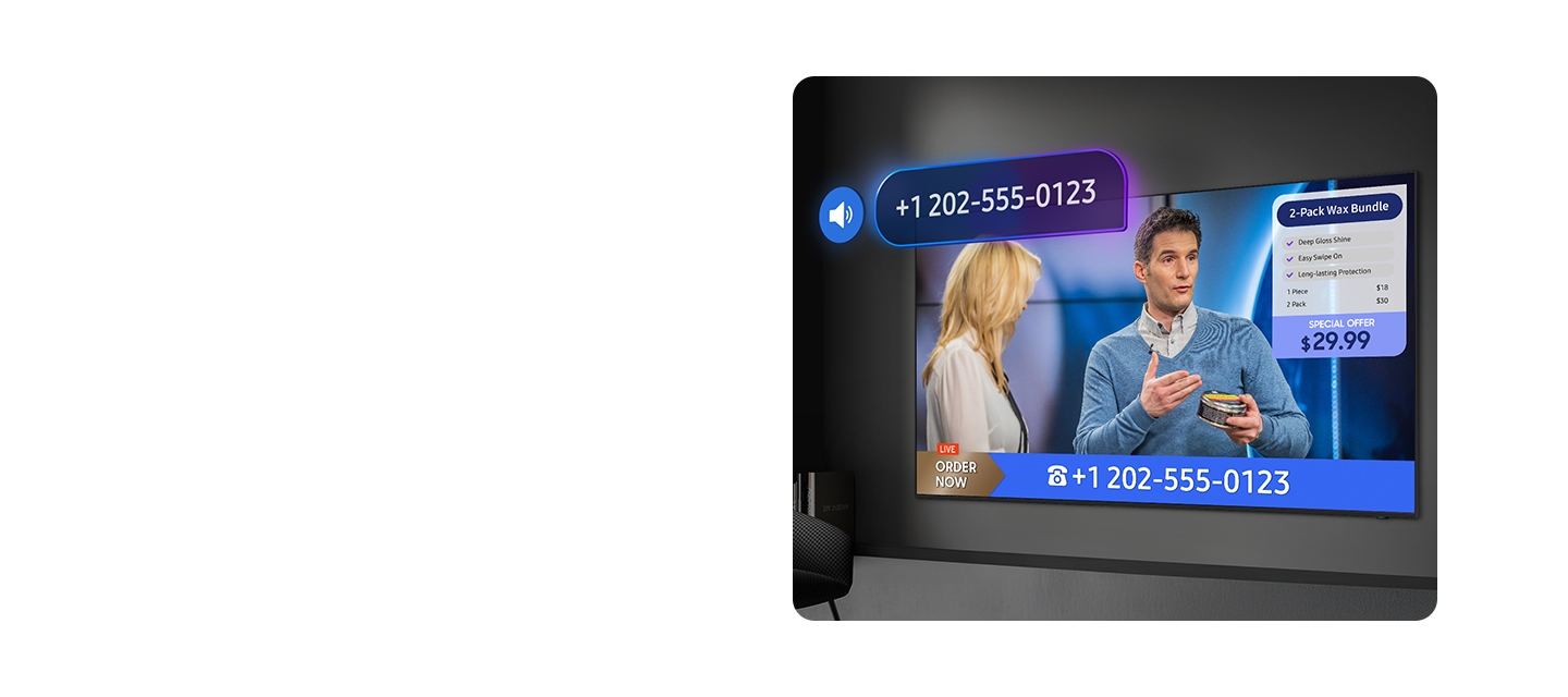 소파에 앉은 사람들이 TV를 보고 있습니다. TV 하단에는 화면 속 자막을 음성으로 읽어주고 있습니다.